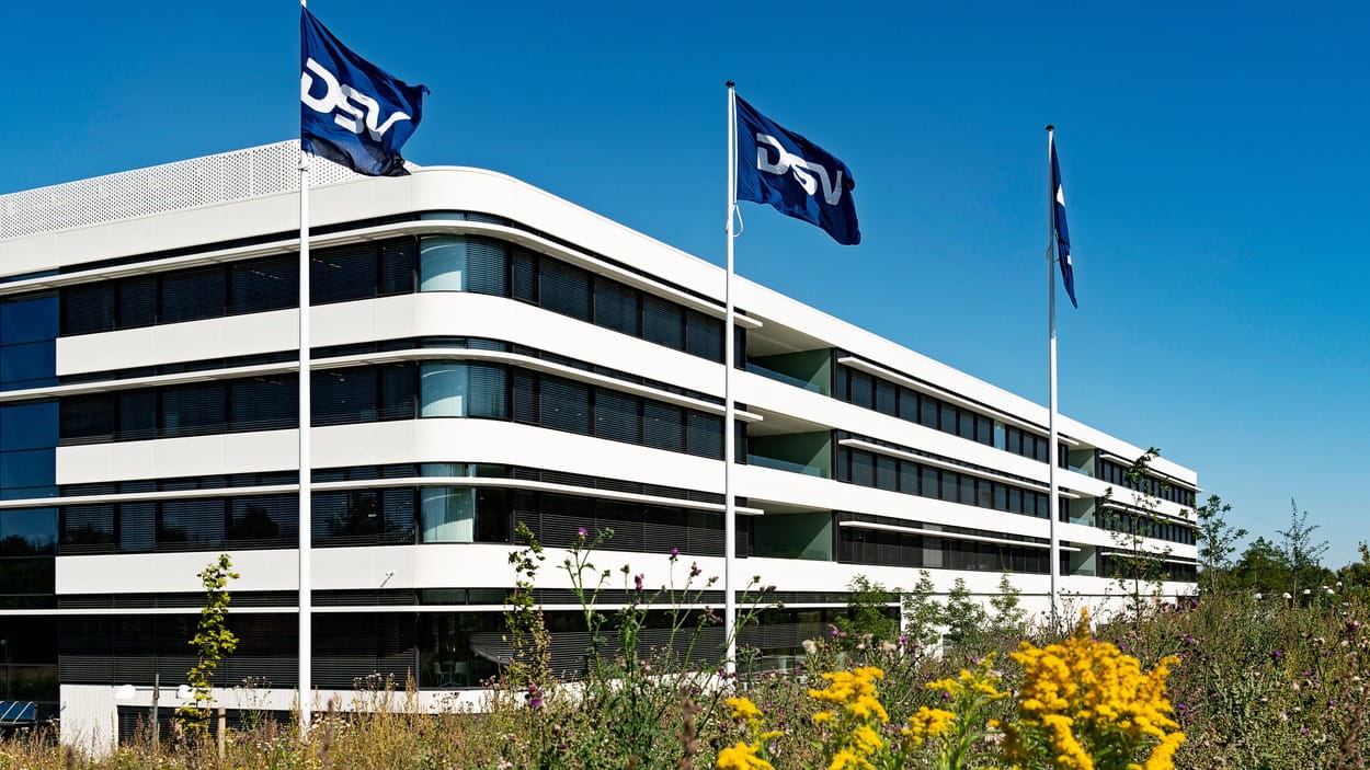 DSV-kontor med flagg og eng foran.